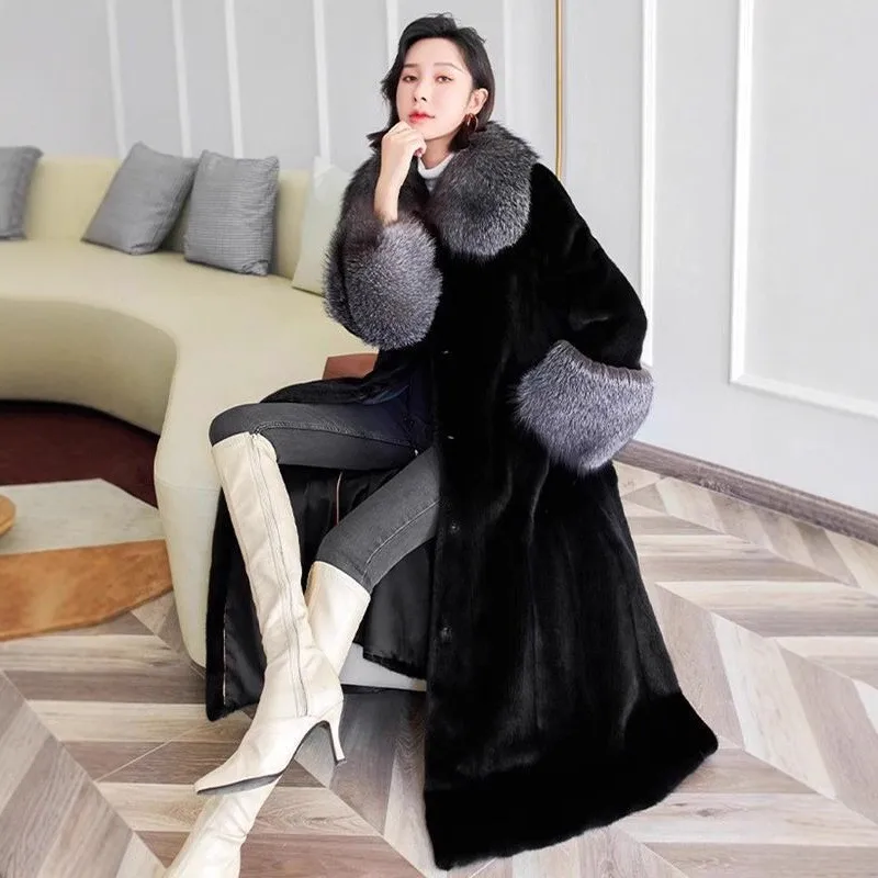 

The new women's long fur coat with a collar and mixed are fashionable