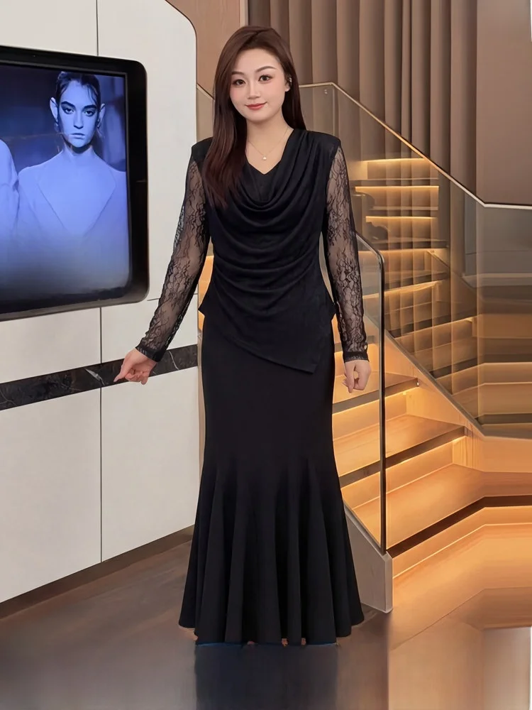 

Весенний модный комплект для женщин больших размеров: кружевной топ с V-образным вырезом и длинными рукавами, а также юбка-полусолнце с высокой талией и А-образным силуэтом.