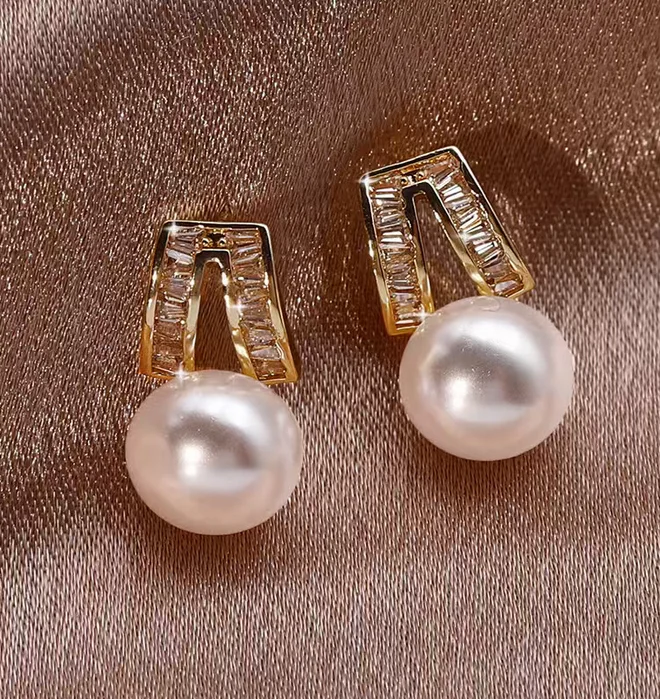 

PAIR OF SOUTH SEA WHITE PEARL EARRING NEW