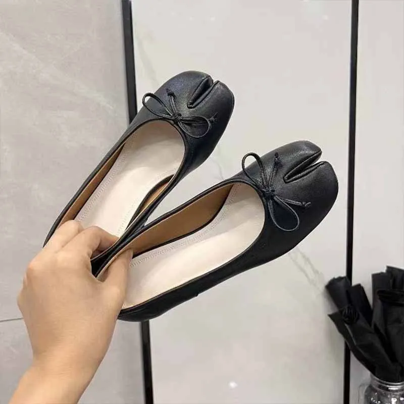 2025 Luxury Designer Tabi Shoes Soft-soled Women's Moccasins with Bow Mary Jane Trotters Horseshoe Split-toe Women's Shoes