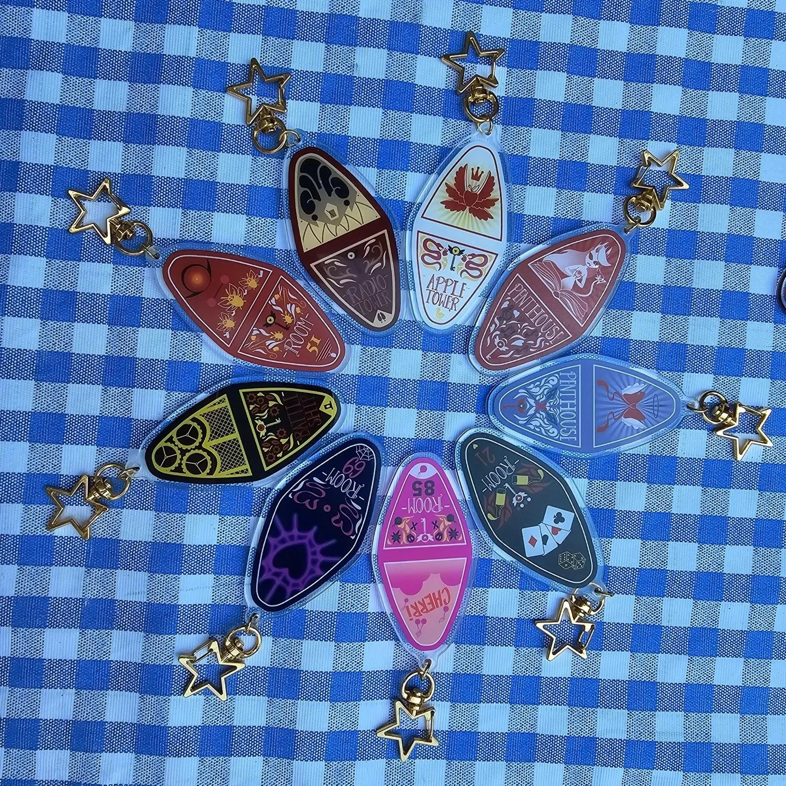 

6 см Hazbin Hotel Экзорцист Nifhty Брелок Аниме Серия Акриловая Сумка Подвеска Брелок для Hazbin Hotel Alastor Vox Изысканный Подарок