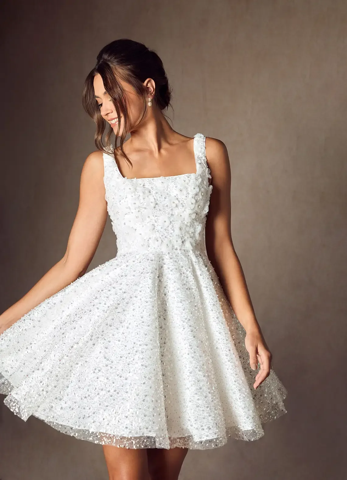 

Customized 2025 White Short Wedding Dress Square Neck Sleeveless Three-Dimensional Floral Sequin Decoration Fluffy Skirt