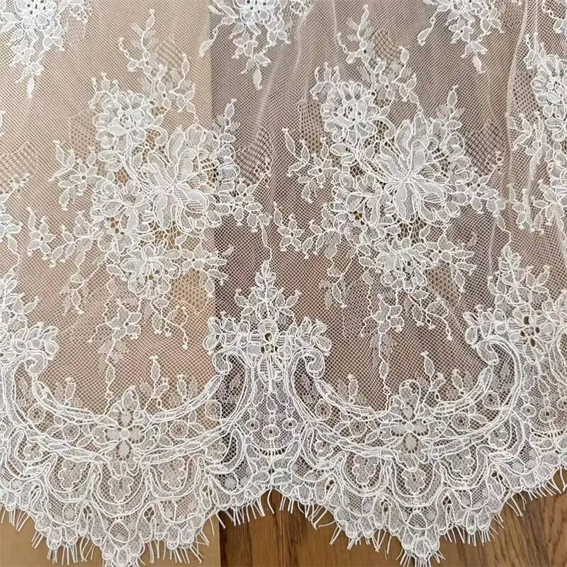 3M. Handgefertigter Spitzenstoff mit Kordelstickerei für Hochzeitskleider, DIY-Nähstoff aus weißer Spitze. Stoff für Brautjungfernkleider. – Detail 5