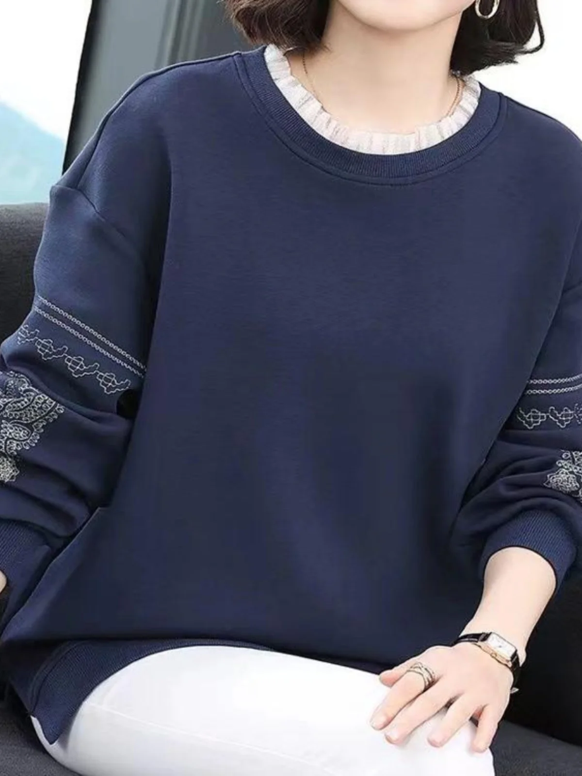 เสื้อสเวตเชิ้ตปักลายสำหรับผู้หญิง ฤดูใบไม้ผลิ ฤดูใบไม้ร่วง 2025 ทรงหลวม สวมใส่สบาย เหมาะสำหรับเป็นเสื้อตัวในหรือใส่เป็นเสื้อนอก