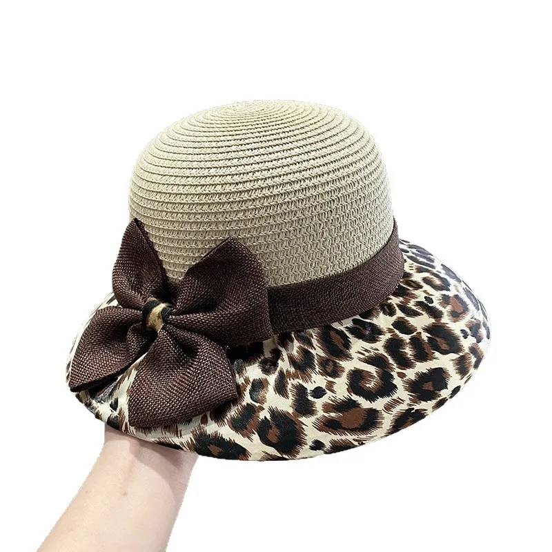 قبعة نسائية جديدة من القش بطبعة الفهد لعام 2025 - تصميم قبة قابل للتنفس لقضاء عطلة الصيف على الشاطئ مع تفاصيل فيونكة وقبعة حوض قابلة للغسل