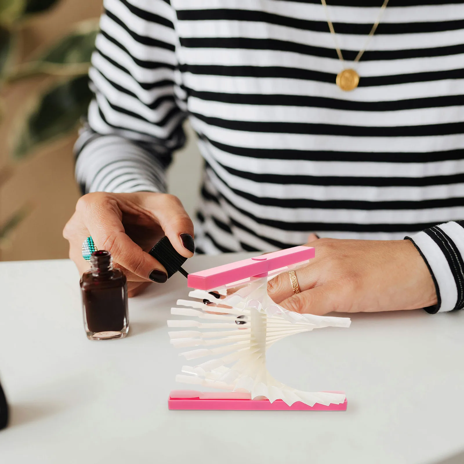 {"Title": "Consejos de prática varas de exibição transparentes para manicure diy placa de cor de unhas falsas 48 cores placa de exibição de esmalte
