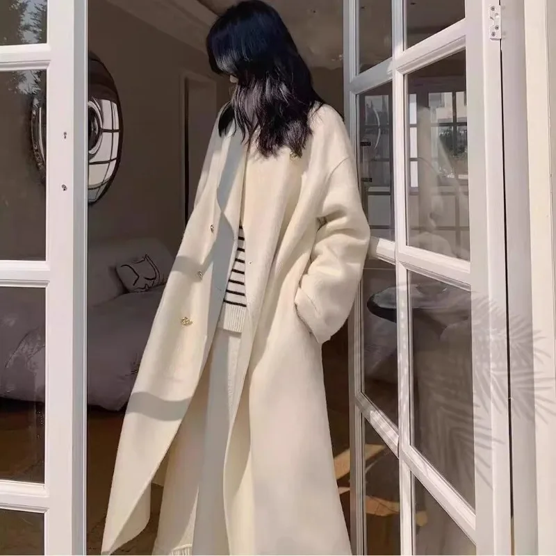 معطف مخملي على الوجهين للنساء رمادي بياقة واقفة طراز هيبورن 2025 خريف وشتاء جديد بإبزيم ذهبي معطف صوفي ممتاز