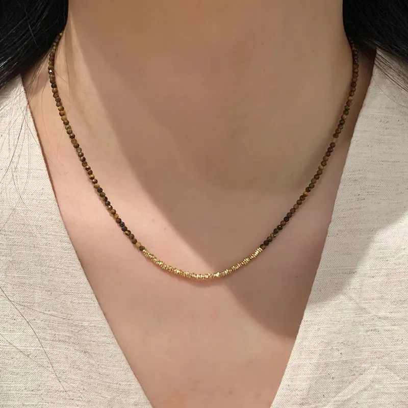 Vergoldete Statement-Halskette mit Glänzender Wasserwellen-Kette und Naturstein-Tigerauge-Perlen für Frauen und Mädchen