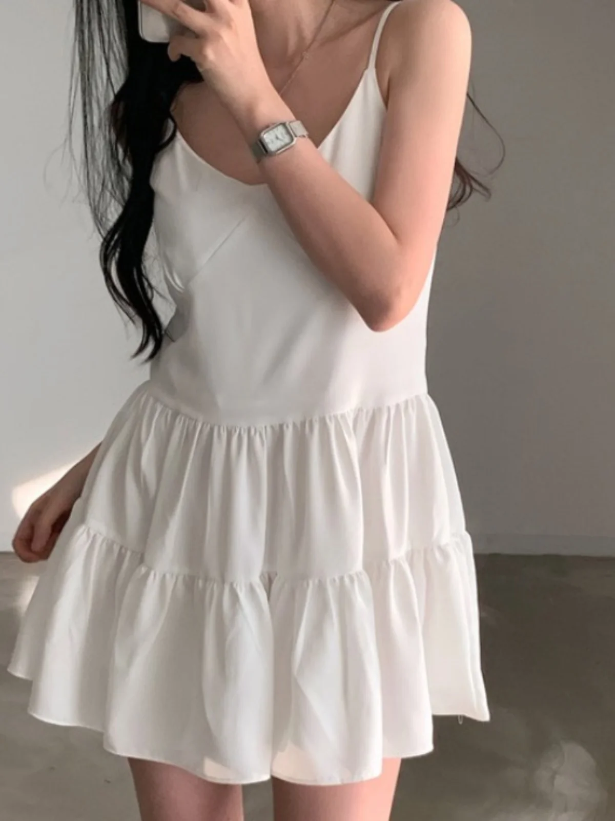 فستان أنيق بحزام على شكل حرف v للنساء 2025 نمط كوري جديد فستان دمية مضاد للشيخوخة تنورة قصيرة ملابس داخلية غير رسمية للتنقل