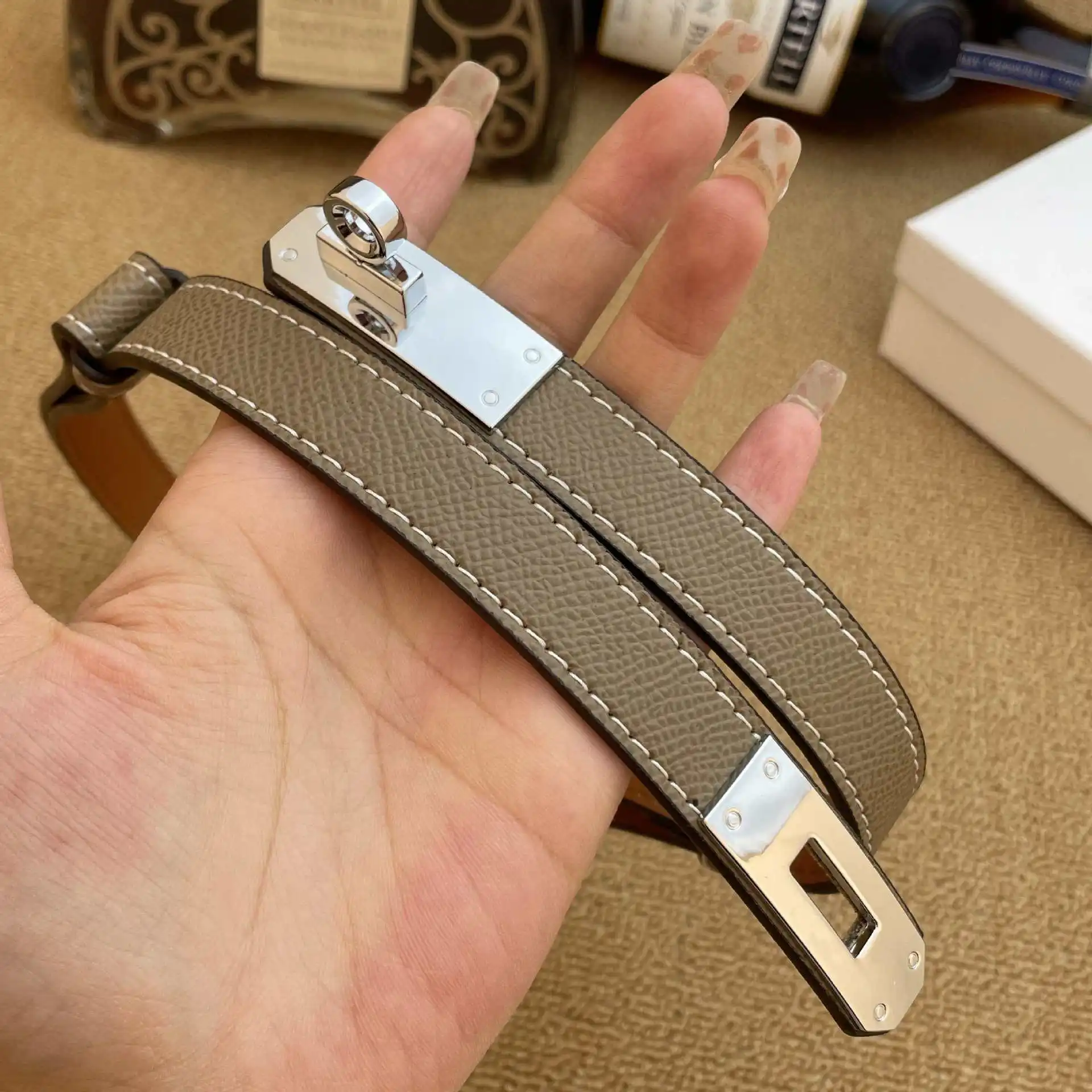 Cintura in pelle da donna Cintura con fibbia in metallo dorato Cintura di moda casual di lusso per jeans e abiti Cinture da donna