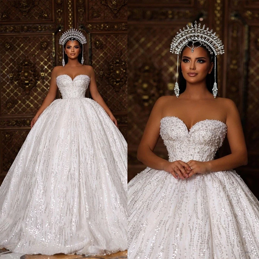 ชุดแต่งงานทรงบอลกาวน์แบบเรียบหรู ประดับเลื่อม คอวี โชว์หลัง ชุดเจ้าสาวทรงสวยสง่า พร้อมชายกระโปรงยาวแบบสั่งตัด