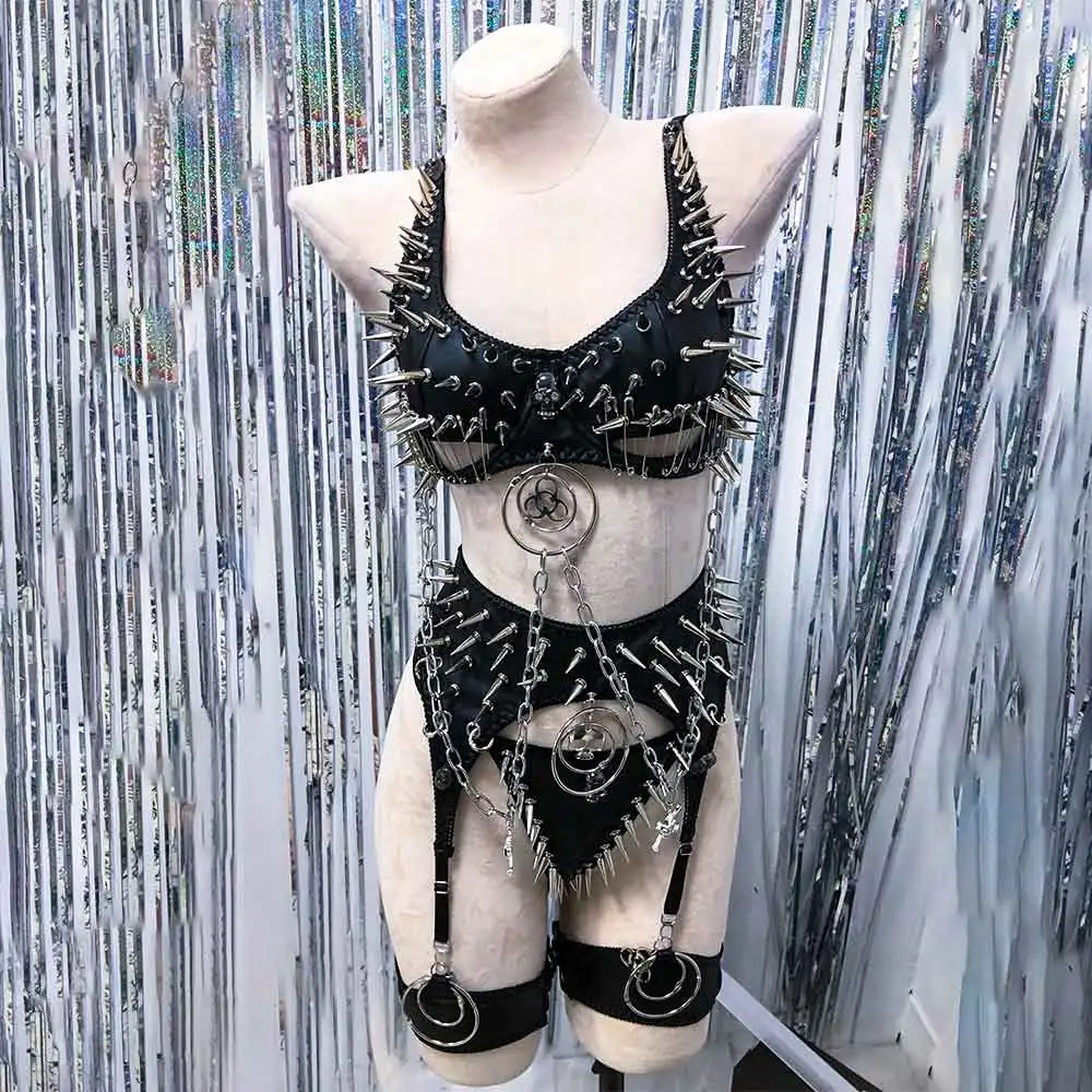 Women's Y2K Emo Punk Gothic Spiked Studded Chain Tank Top Teen Girls Casual Rave Festival Grunge Bra Shirt with Spikes
