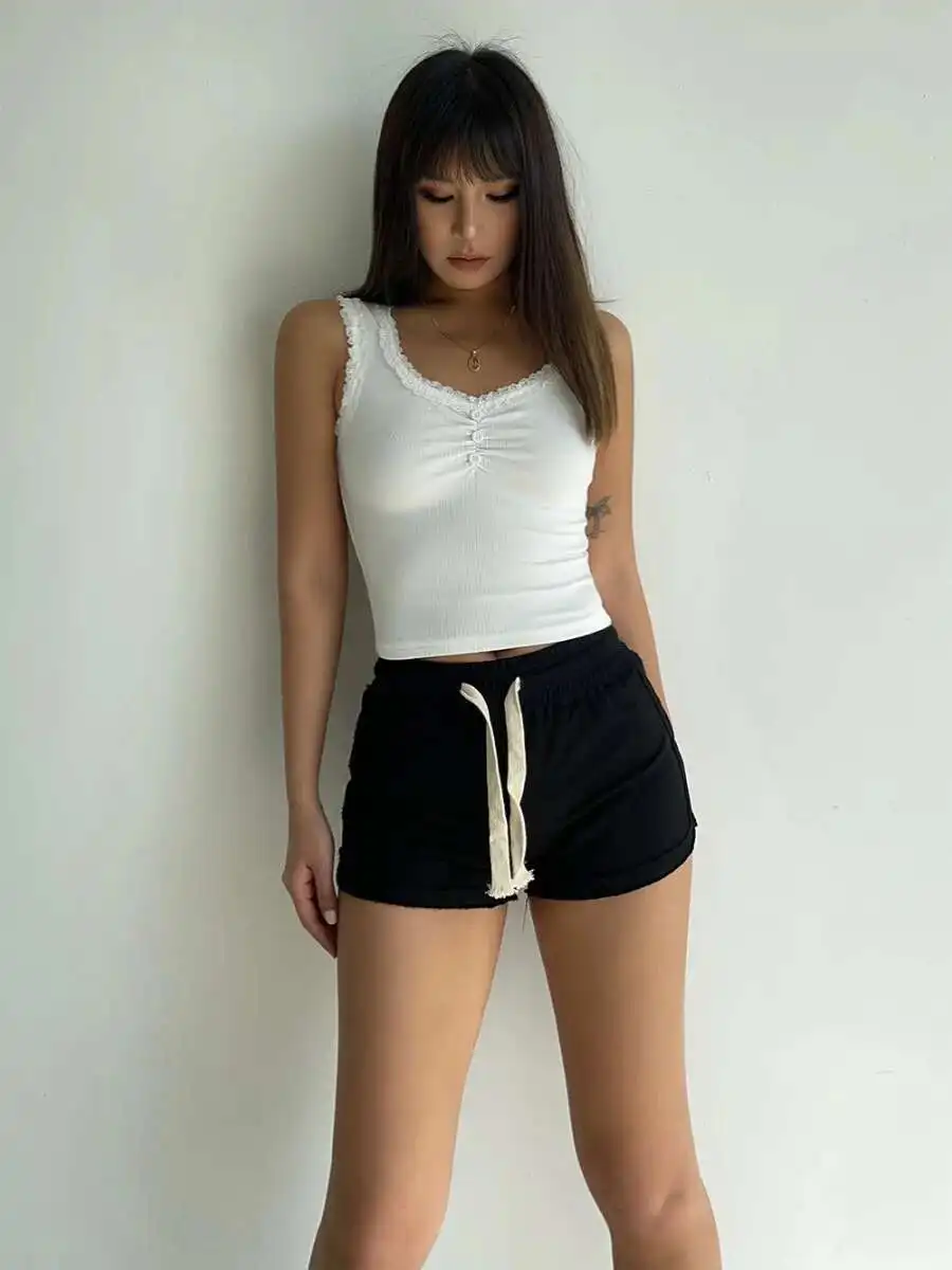 هونج كونج نمط حار فتاة مثير الخامس الرقبة مطوي الدانتيل بلون سترة المرأة 2024 الصيف لينة مطاطا سليم حبال DMMB