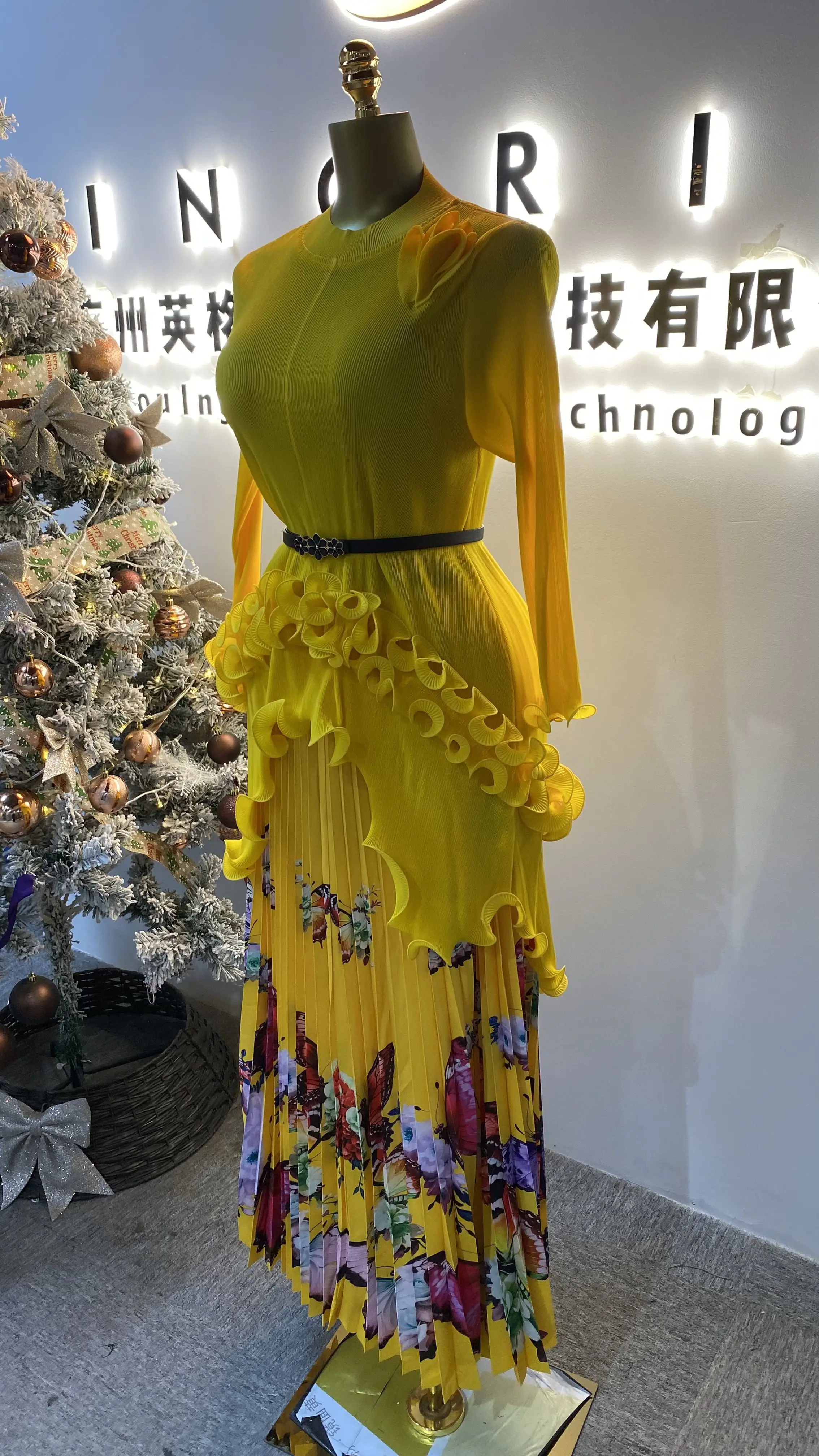 Fashionable and casual pleated skirt top and long skirt set with fashionable prints and embroidered lace trim-GZXX056