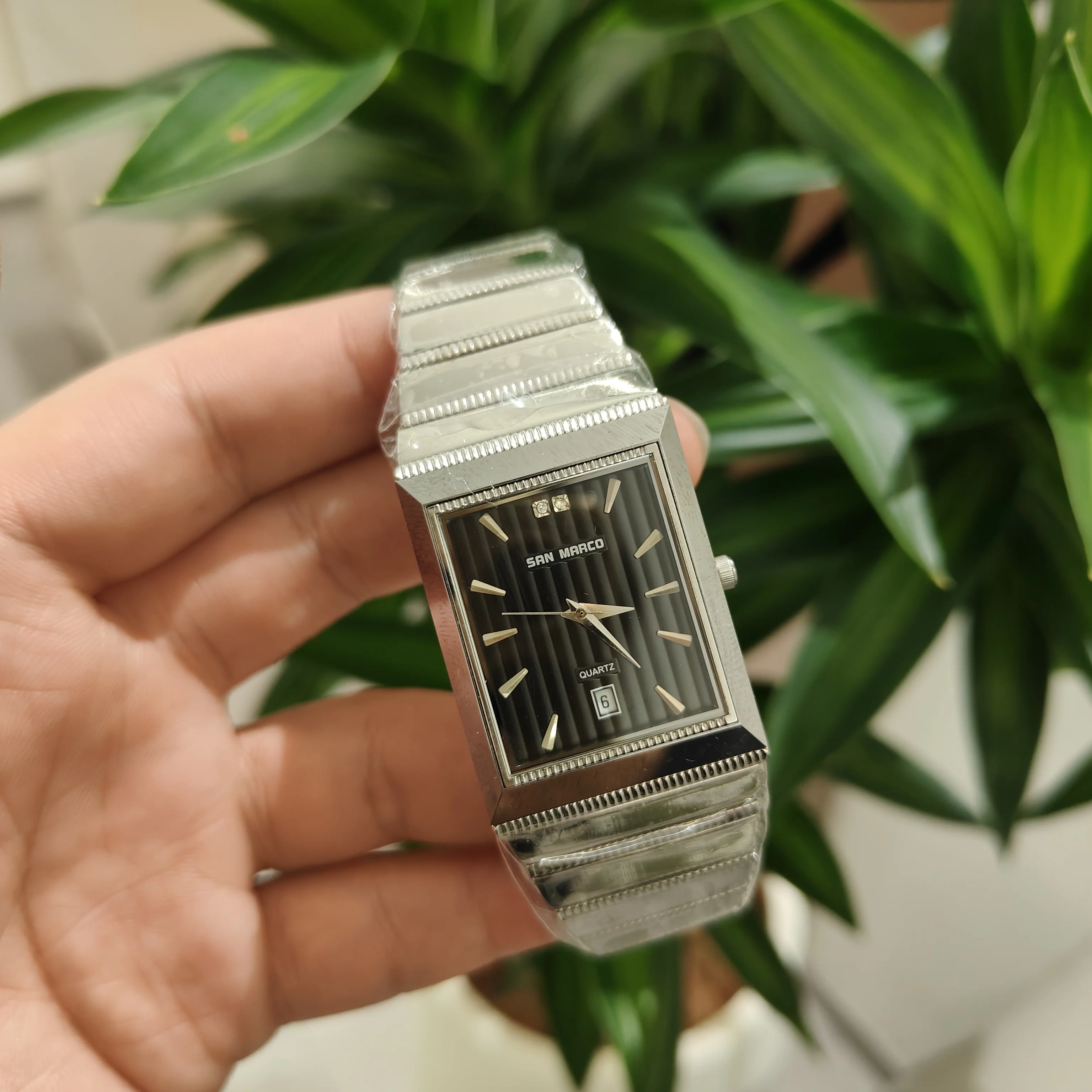 

Quartz Watch for Man with Japan & Swiss Quartz Movement Ultra-thin Series Full Stainless Steel Material 6 Position Calendar