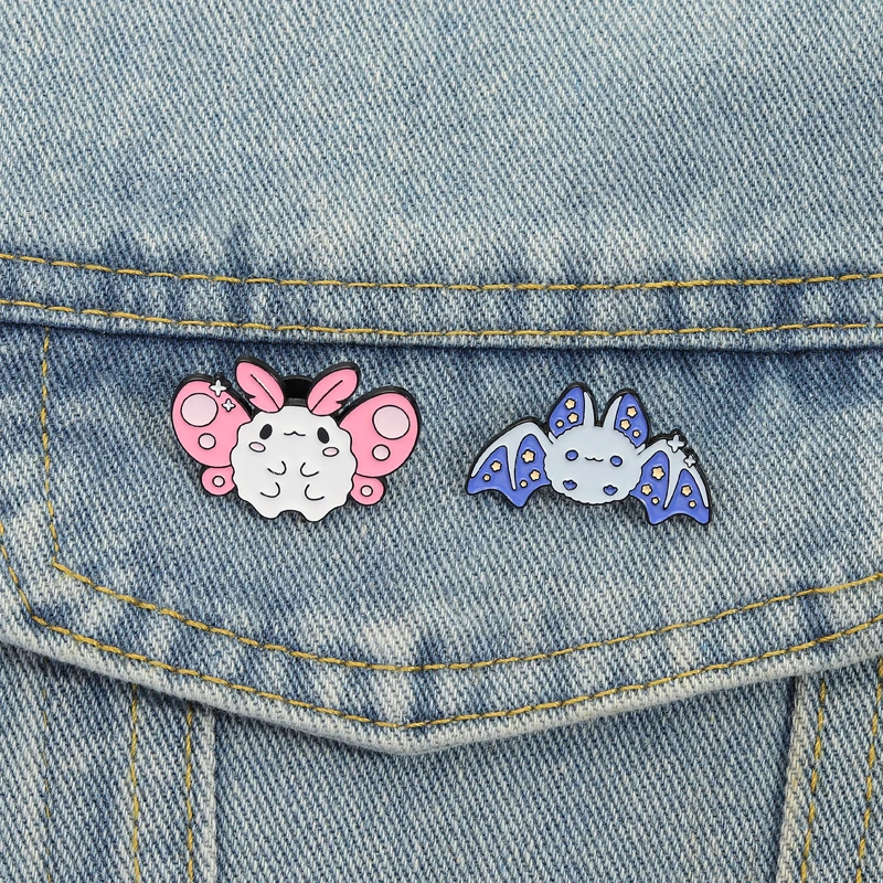 Rosy Maple Moth Fledermaus Emaille Pins Niedliche Insekt Broschen Revers Abzeichen Cartoon Kawaii Schmetterling Schmuck Geschenk für Freunde