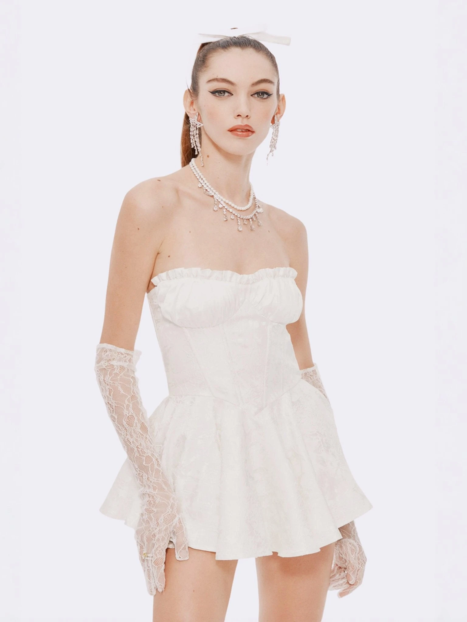 Vestidos de ceremonia modernos personalizados sin tirantes, vestido de noche de satén blanco, vestidos cortos con pliegues fruncidos para el día de San Valentín