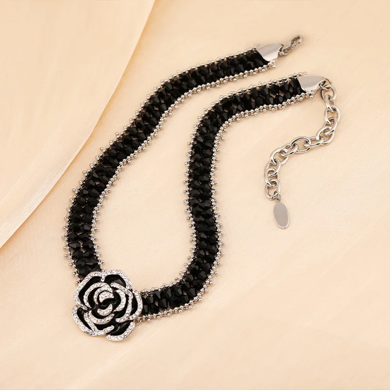 2025 Un nouveau collier en cristal noir rose à la mode pour les femmes, un collier cool et élégant
