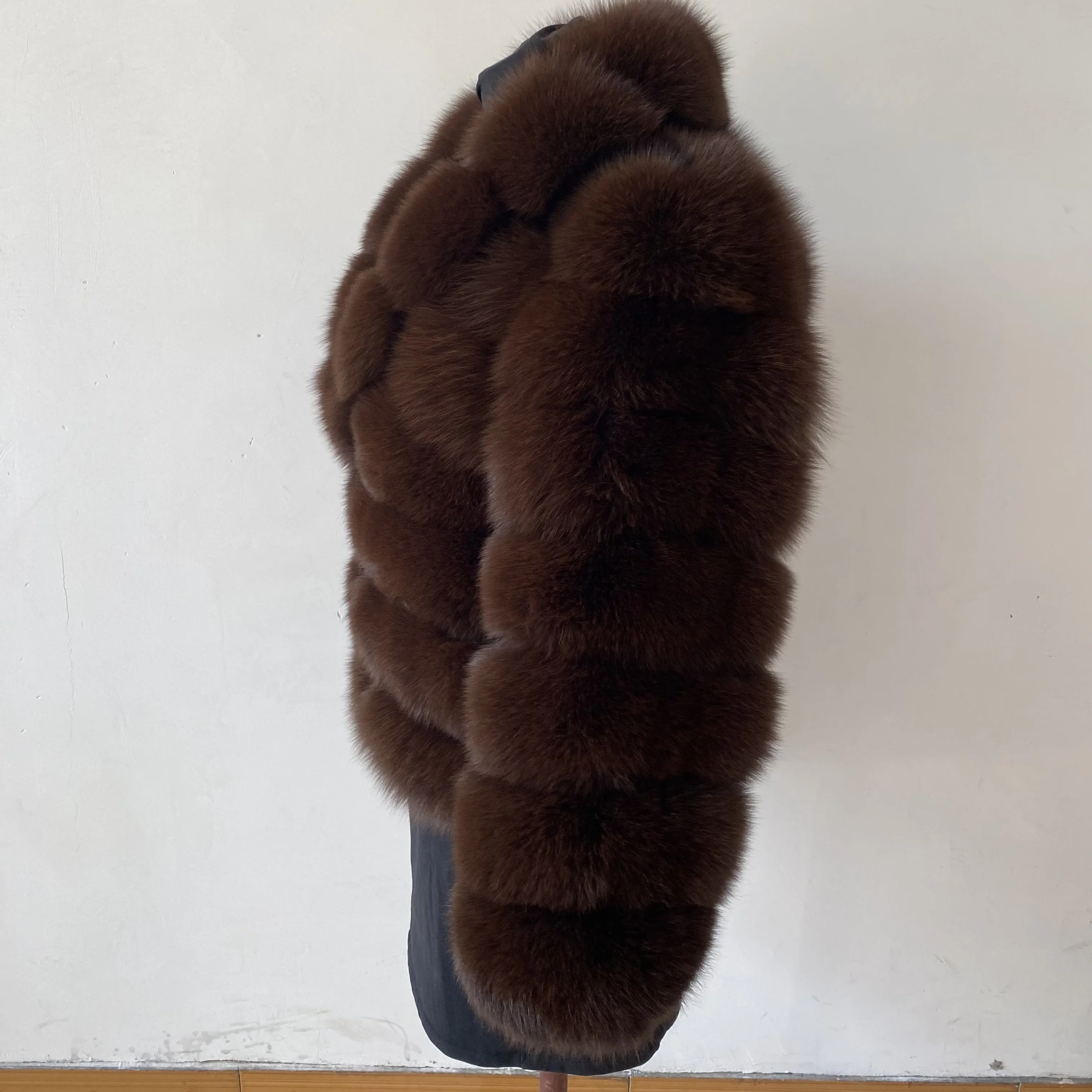 Damski naturalny futrzany płaszcz z klapami.