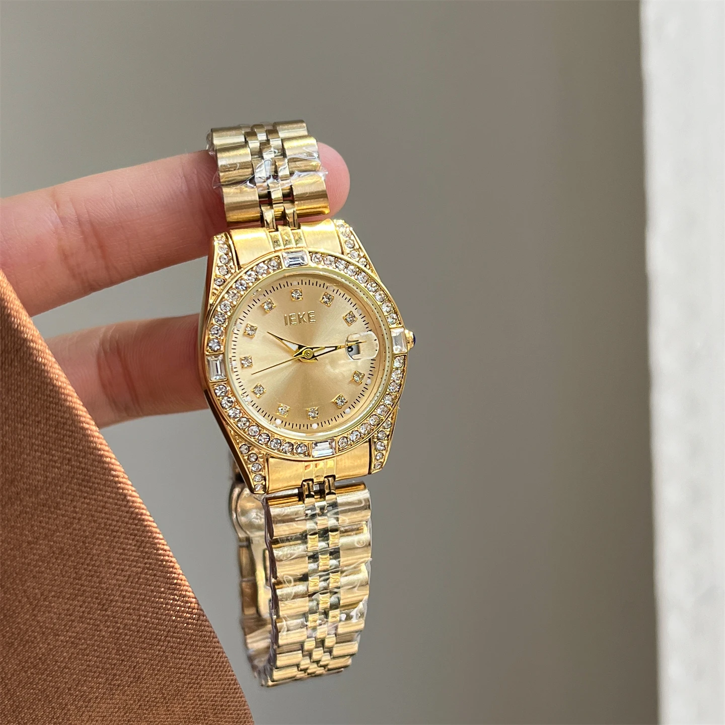 

High-end luxury retro women's watch, fashionable quartz watch, a select collection of high-end women's watches.