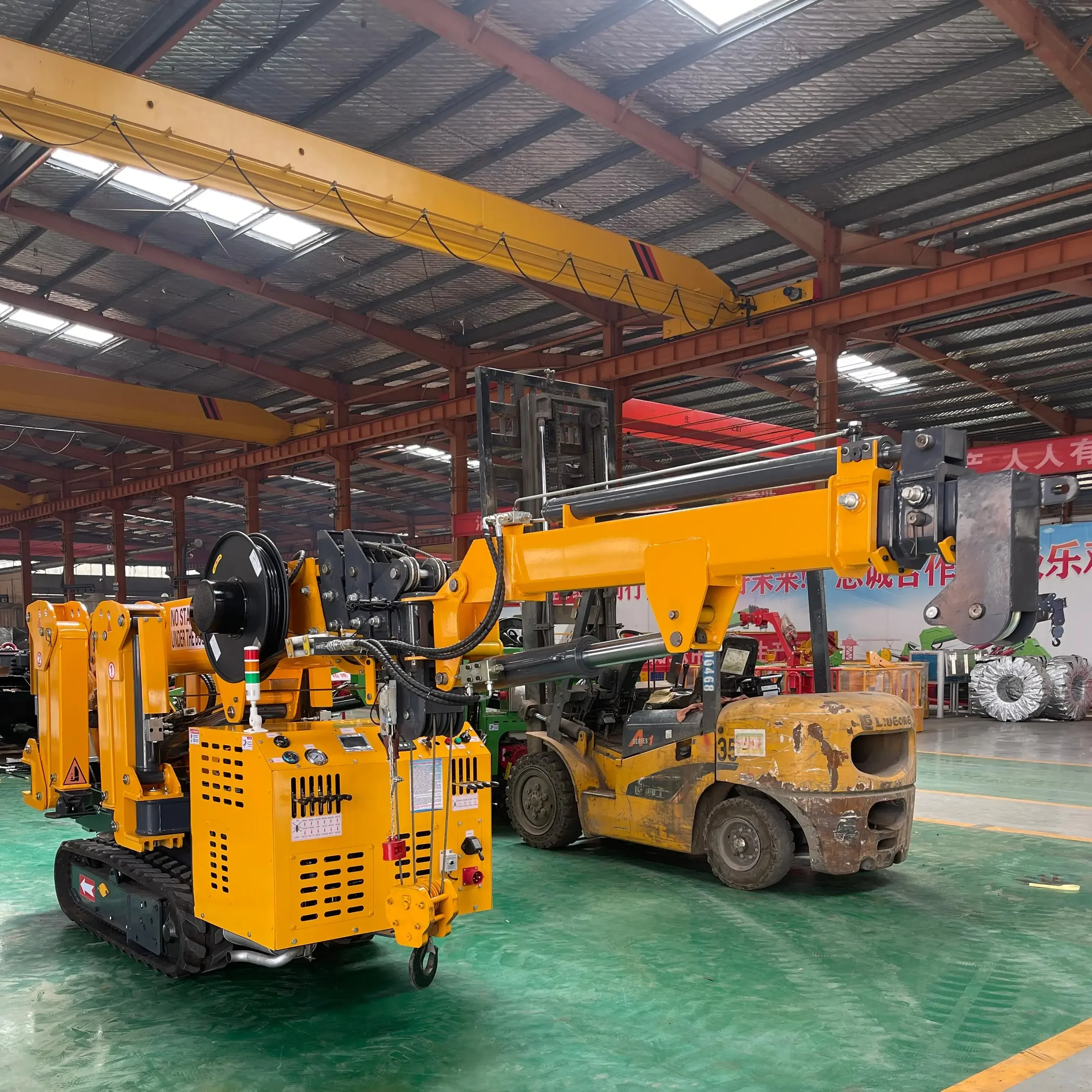 Customized Chinese crane 3 tons mini spider crawler crane 2 tons electric diesel mobile lift