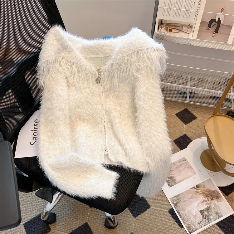 

2024 Autumn High-end Designed Niche Imitation Mink Velvet Round Neck Soft Waxy Gentle Knitted Cropped Cardigan for Women