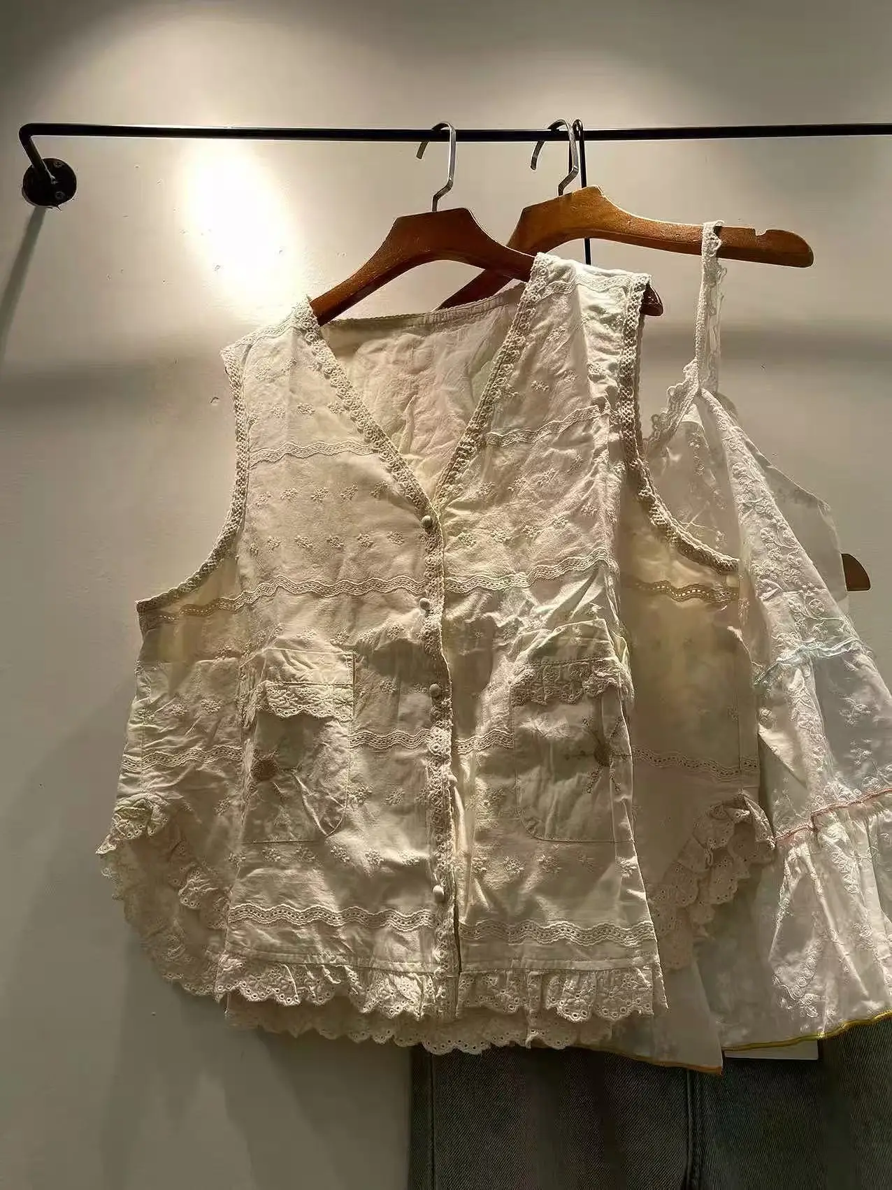 

Винтажный жилет в стиле хиппи 90-х с кружевной вышивкой для женщин, лето-весна, 100% хлопок, оригинальный, с V-образным вырезом, без рукавов, кардиган, верхняя одежда