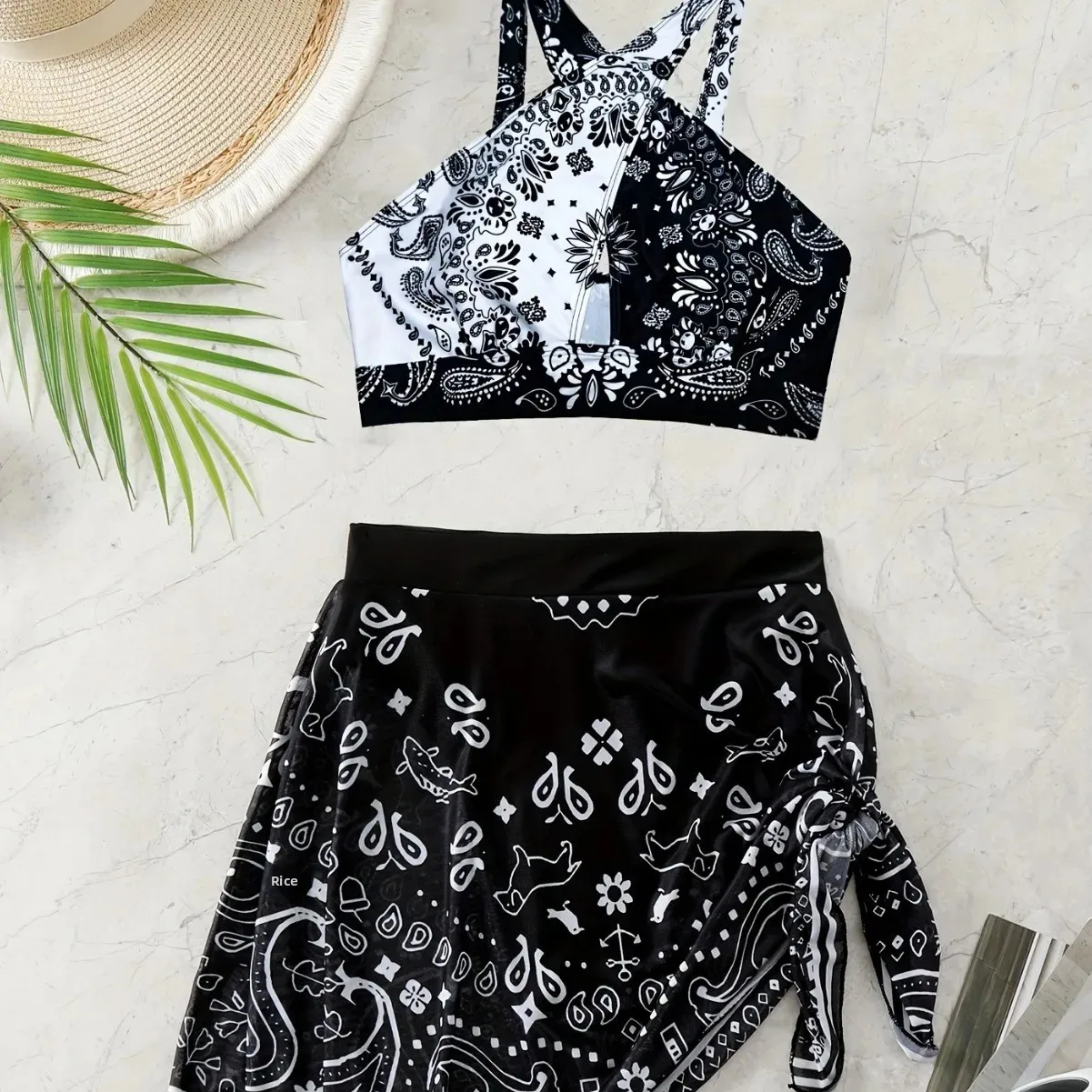 セクシーなビキニ水着女性のビーチ休暇スプリットプリントクロスカバーアップ痩身水着女性モデル参考のみ