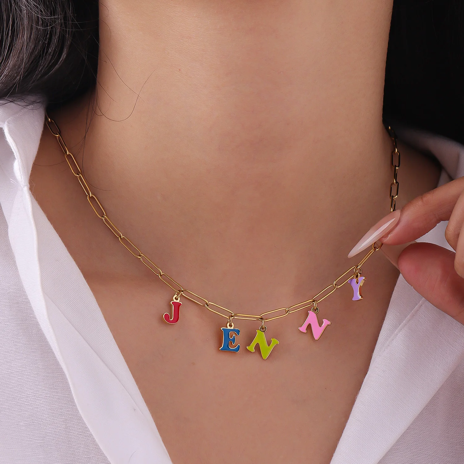 Emaliowany naszyjnik z literką – Initial Letter Necklace 18K Gold recenzja i cena