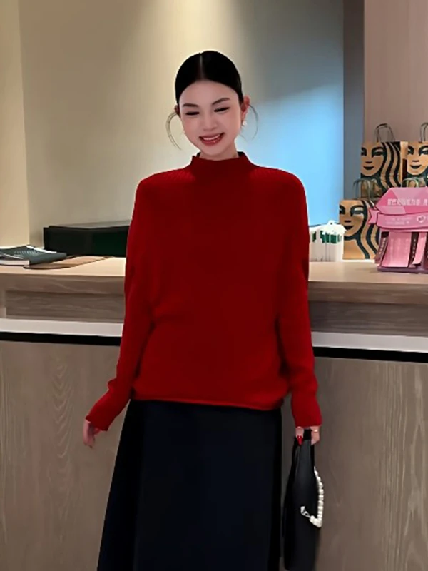 

Женский комплект из двух предметов: вязаный жилет с высоким воротником и базовая футболка для многослойного образа. Модный, теплый, элегантный повседневный наряд. Весна 2026.