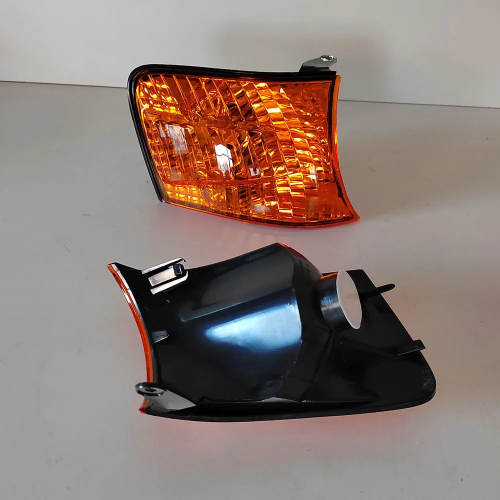 A Pair Car Front Turn Signal Light For Toyota Chaser GX100  JZX100 1996 TO 2000 8152122440 8151122440