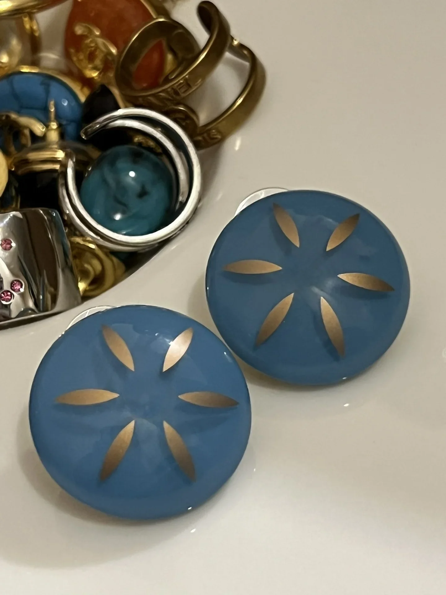 

Vintage blue earrings with exquisite workmanship from the Middle ages