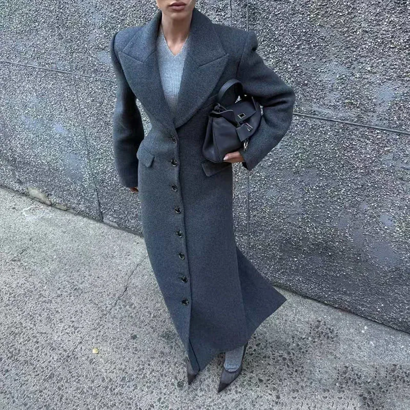 A retro-style woolen long coat with a large lapel, single-breasted buttons, a slimming waist and knee-length windbreaker