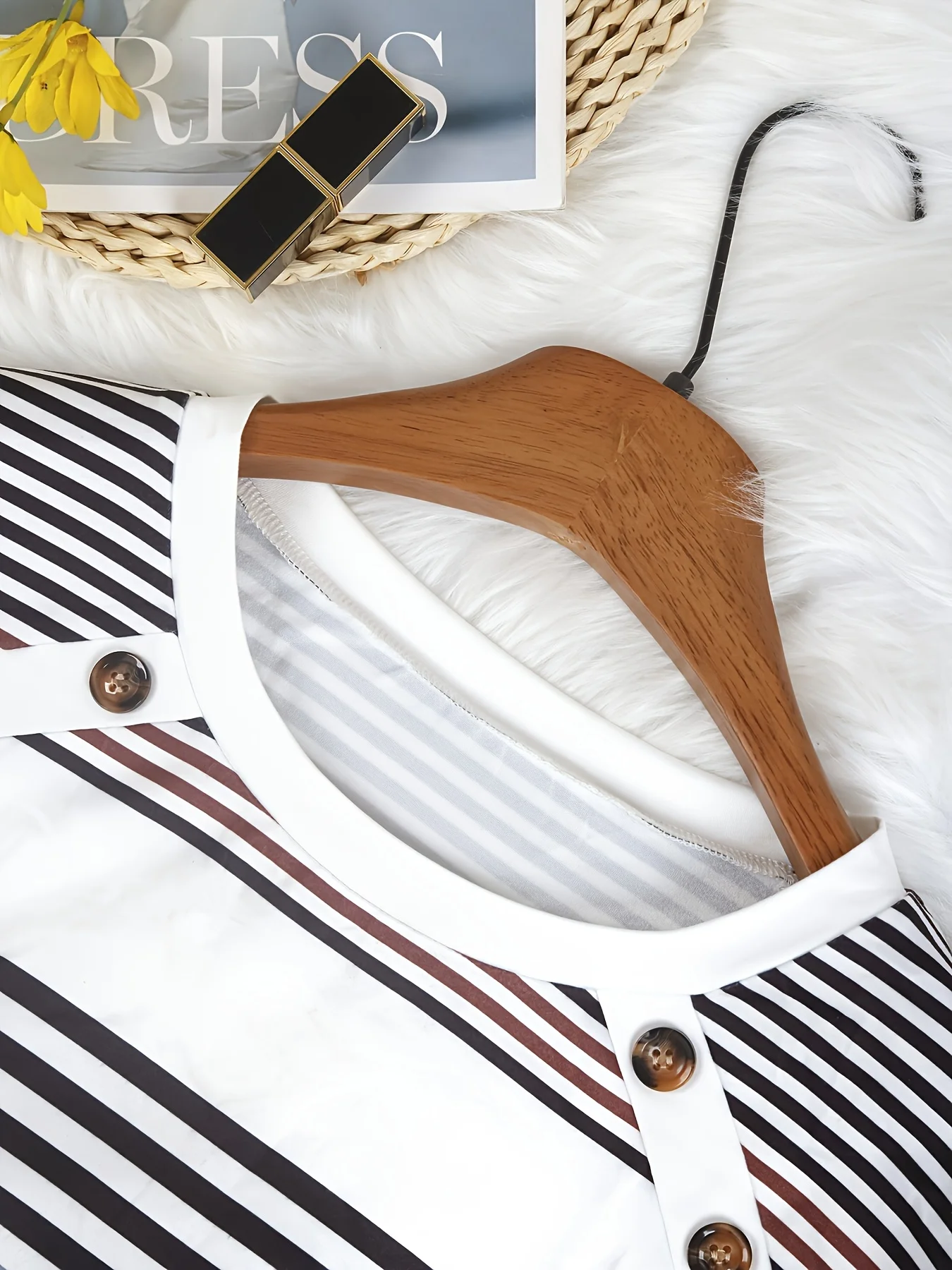 Stilvolles, gestreiftes Langarm-Oberteil für Damen in großen Größen mit Knopfdetails für mühelosen Chic. – Detail 3