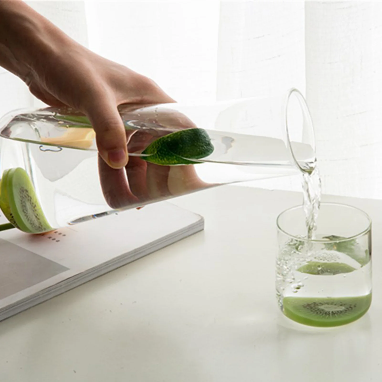 Clear Glass Carafe Water Kettle Thickened -Borosilicate Glass Water Pitcher Suitable for Guest Room Office