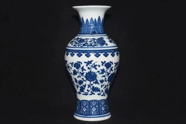 

Изысканная китайская ручная роспись цветов сине-белая фарфоровая ваза Qianlong Mark