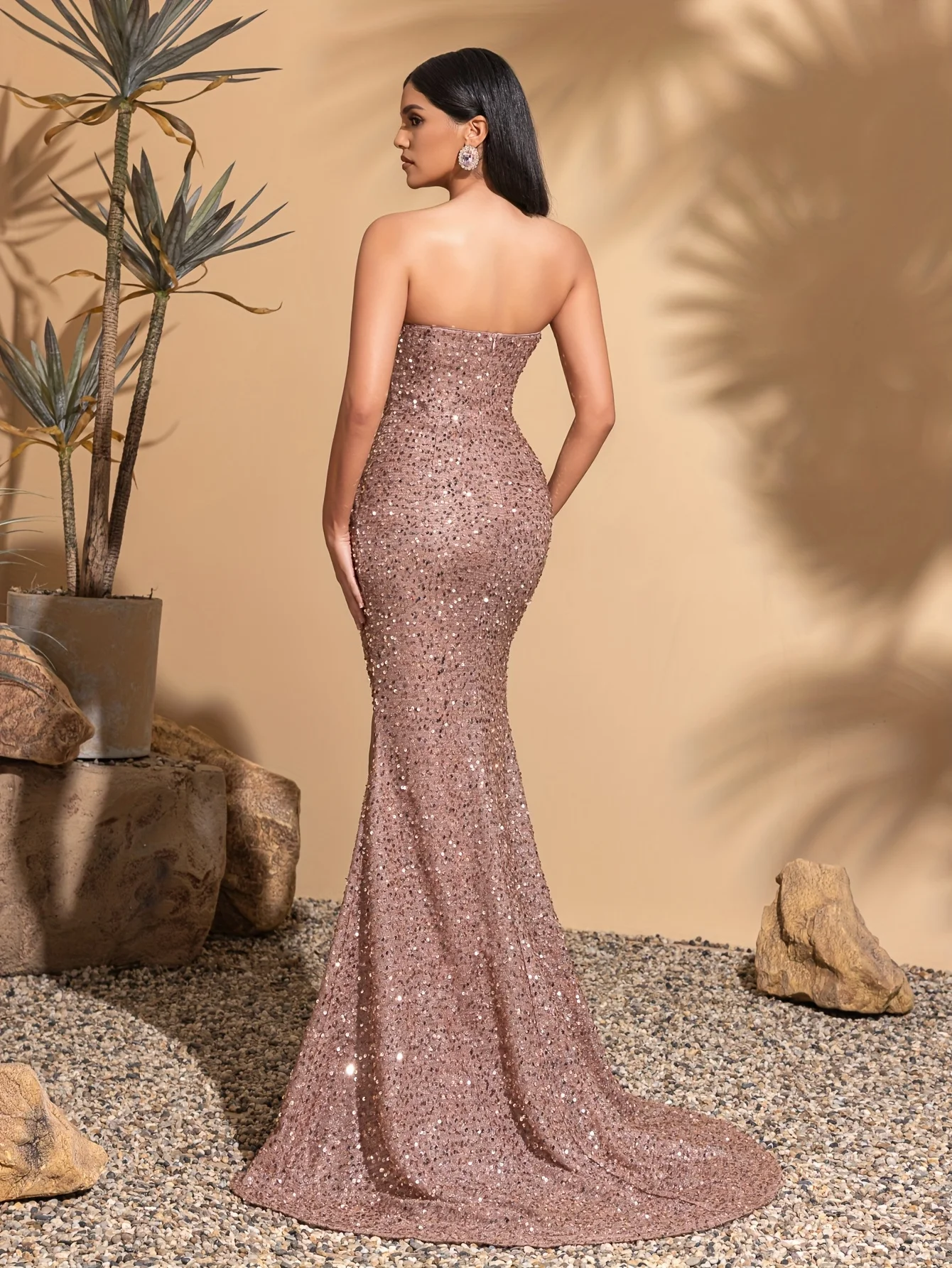 Paillettenbesetztes, einfarbiges Abendkleid mit Schlitz und trägerlosem Oberteil – Detail 17