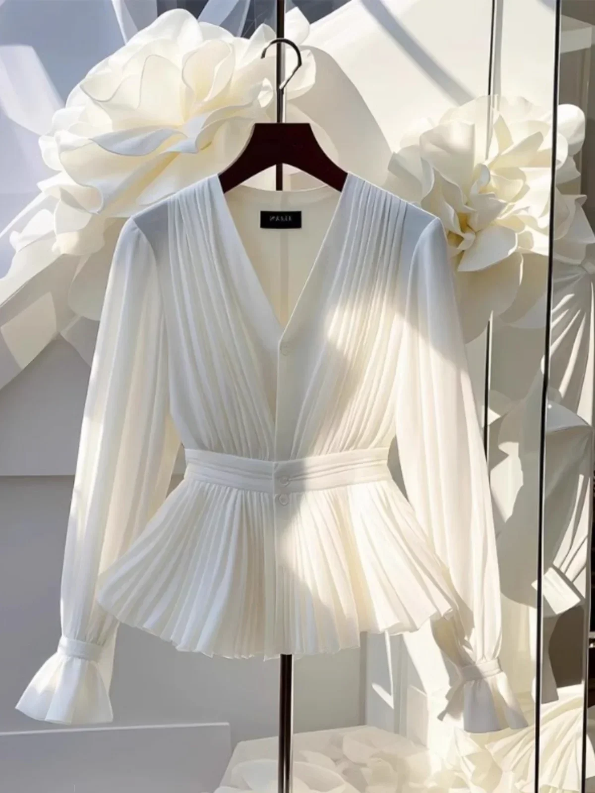 Herfst Nieuwe Koreaanse Stijl Temperament V-hals Lange mouwen Blouse Vrouwen Top Licht Volwassen Franse Luxe Slanke Witte Shirt voor Vrouwen