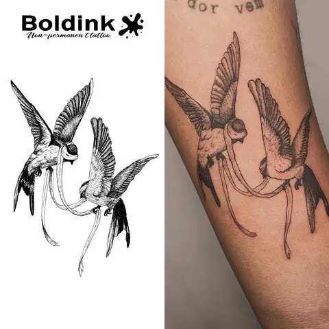 두 개의 날아다니는 제비 임시 문신, 15일까지 지속됩니다. 신기술 매직 방수 반영구적 스티커.