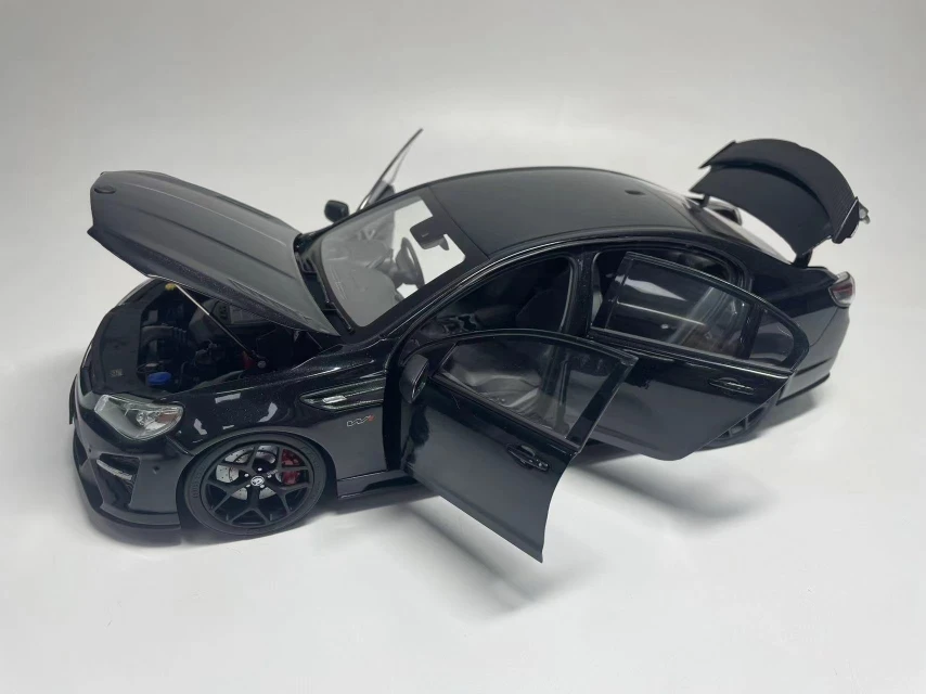 1:18 هولدن HSV GTSR HERON نموذج سيارة سيدان فاخر محاكاة دييكاست سيارة سبيكة معدنية نموذج سيارة جمع الهدايا