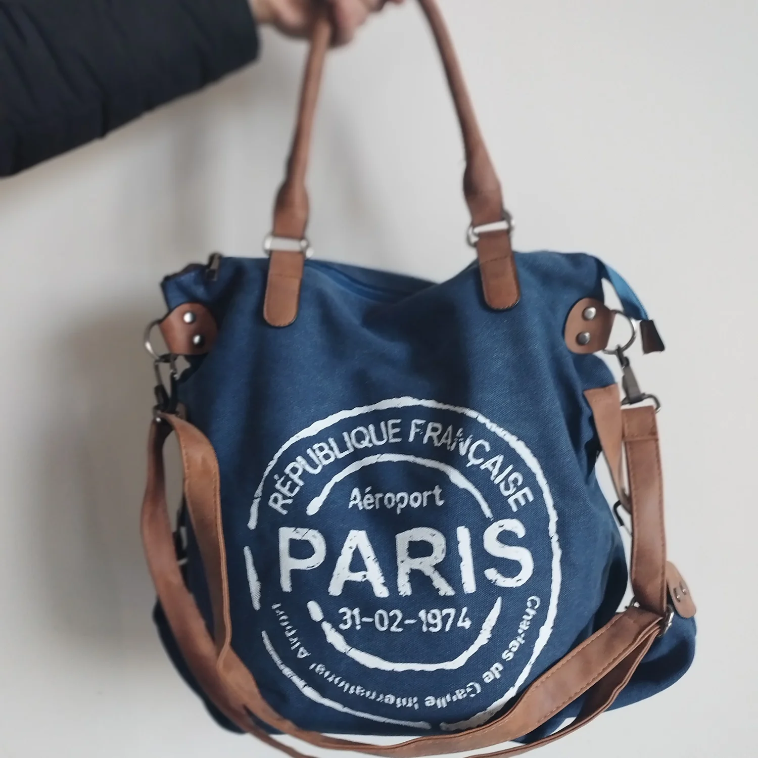 

Chic Vintage Letter Print Canvas Bag with Large Capacity, Removable Strap & Zipper Closure - Ideal for Work, School Travel