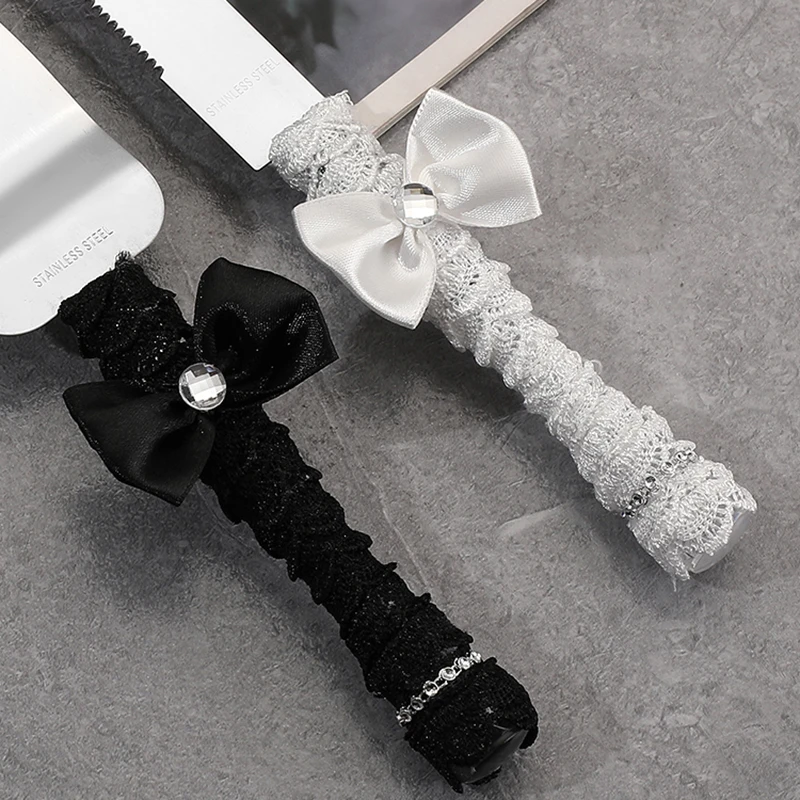 طقم زفاف من أدوات المائدة للأكواب، تصميم رومانسي باللونين الأبيض والأسود، حصريًا للعروس والعريس.