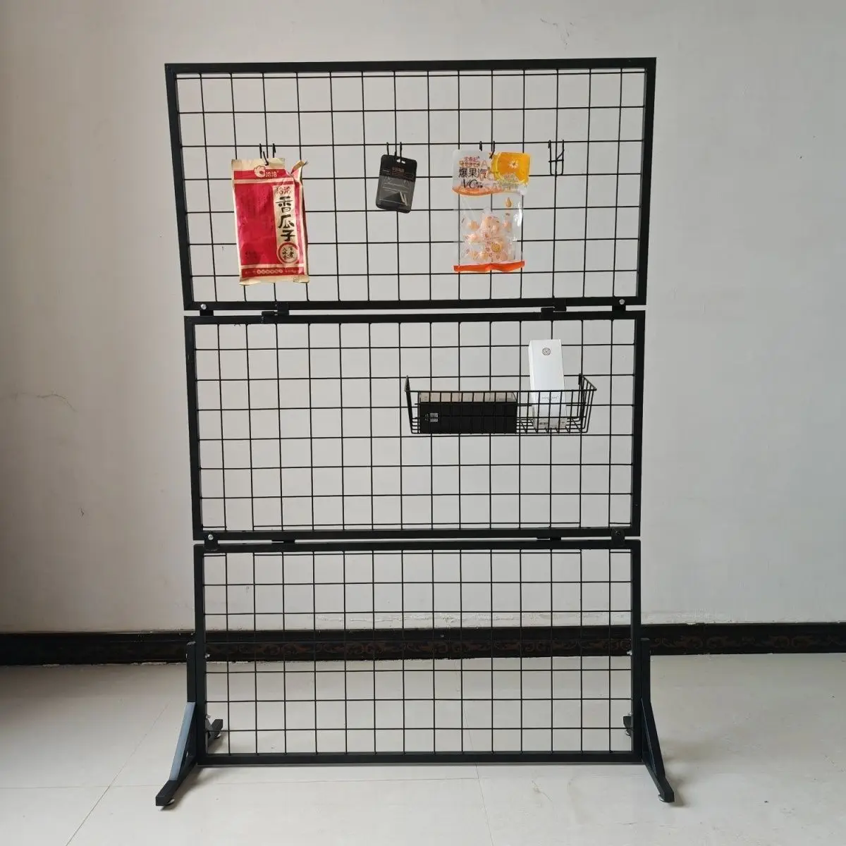 Three-fold Beautiful Floor-to-ceiling Wrought Iron Mesh Display Rack, Household Multi-purpose Storage Rack with Wheels