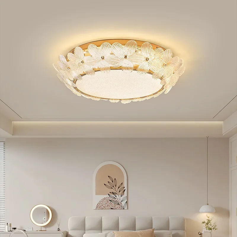 クリーム色の風の花びらが温かみのあるプリンセスルームの天井照明、フレンチロマンティッククリスタルフラワーラウンドライト、豪華なマスターベッドルームの天井照明