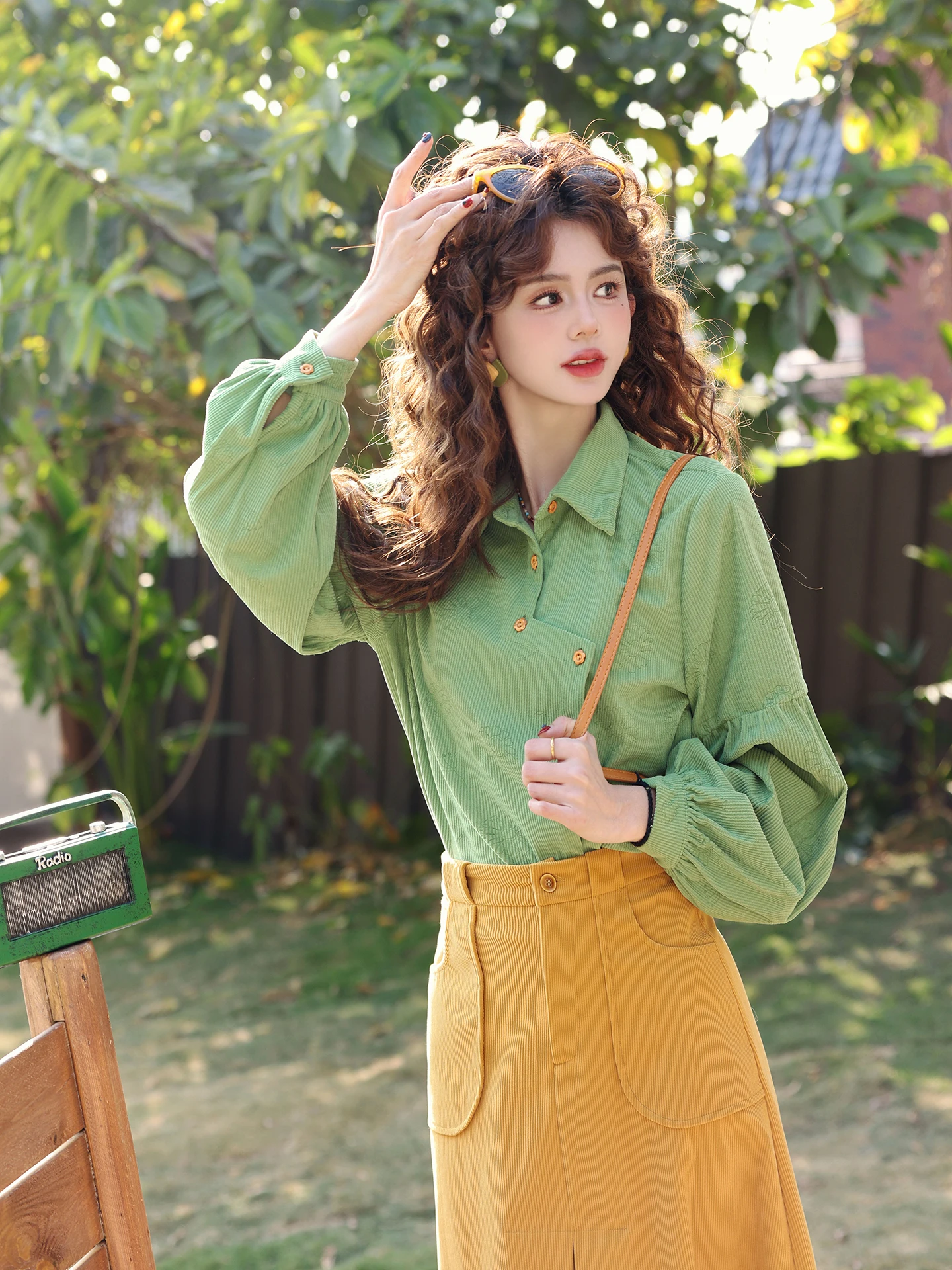 

Винтажный вельветовый кардиган Chen Jiajie для женщин: весенний, с длинным рукавом, свободный, универсальный топ с открытым воротником, приятный к телу.