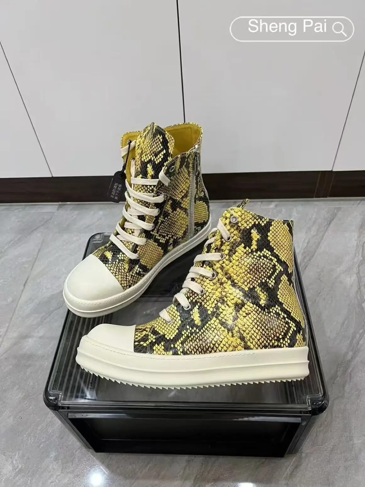 

Brand Top Quality Yellow Python Print Leather High Top Shoes Men Sneakers Lace-up Zipper Fashion Designer Women Flat Ankle Boots