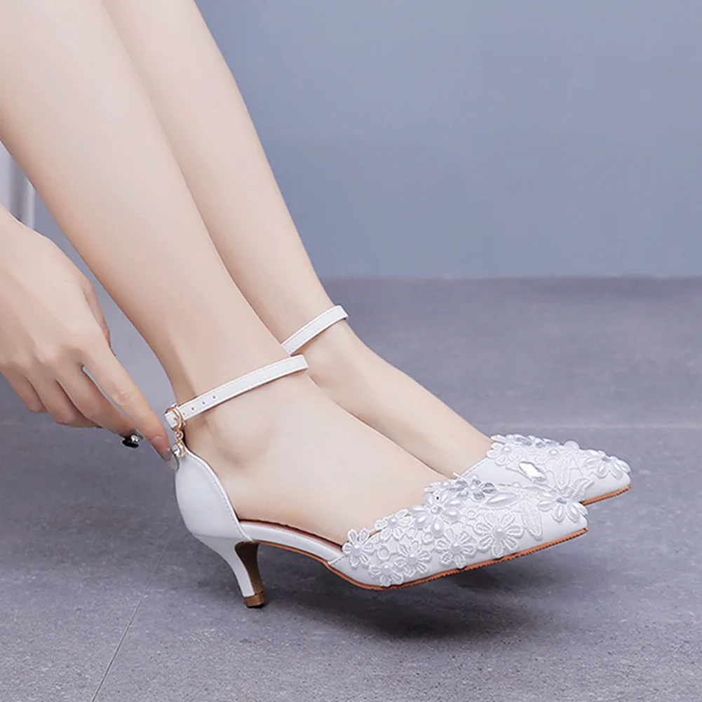 

Весенне-летние свадебные туфли на низком каблуке с острым белым жемчугом и стразами, банкетные тонкие женские босоножки на высоком каблуке большого размера