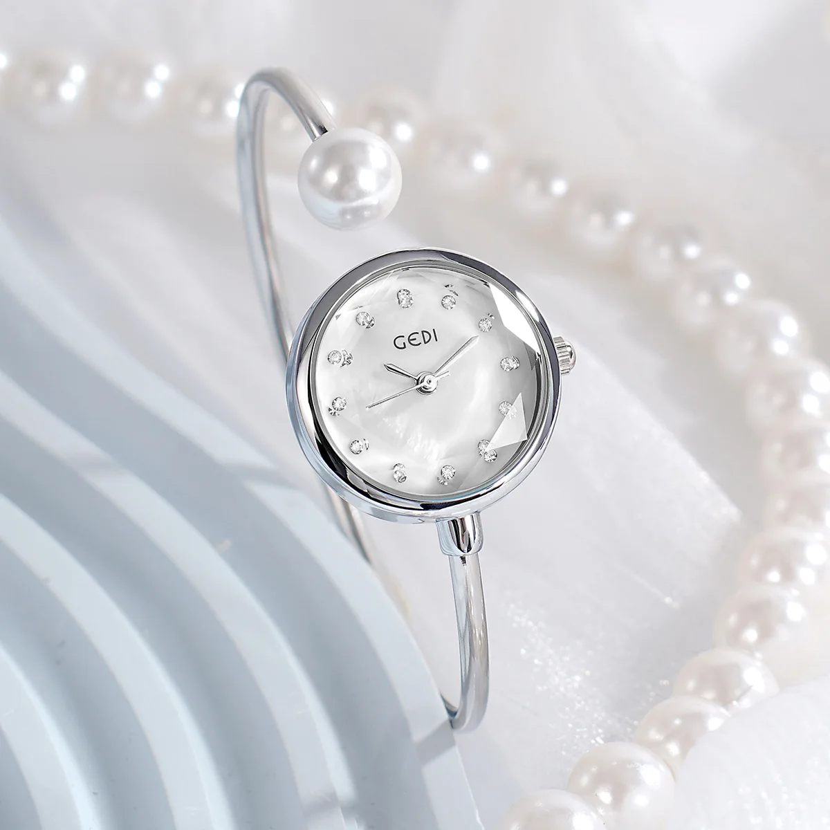 2026 spring hot-selling pearl bracelet fashionable exquisite watch personalized diamond-encrusted waterproof versatile  watch