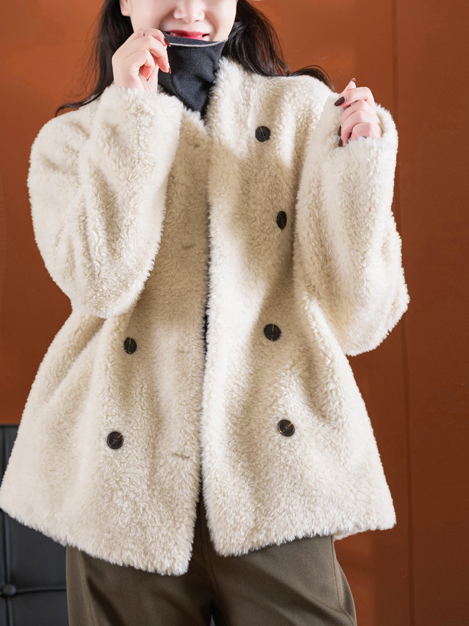 

Женское длинное пальто с круглым воротом, повседневное, из полиэфирного волокна, теплое, с высоким содержанием волокон, с интегрированными элементами из меха и кожи.