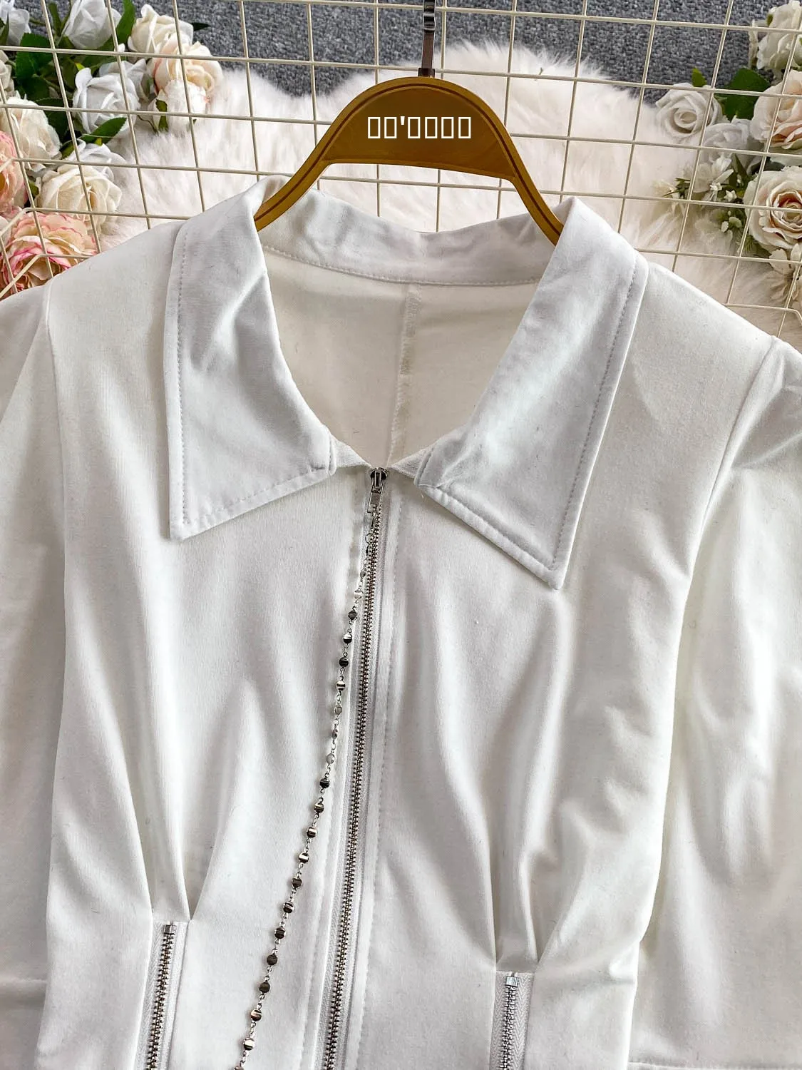 Elegancki top z poduszkami na ramionach, kołnierzem i zamkiem błyskawicznym dla kobiet, modny design, styl spicy girl, modny top na jesień 2025.